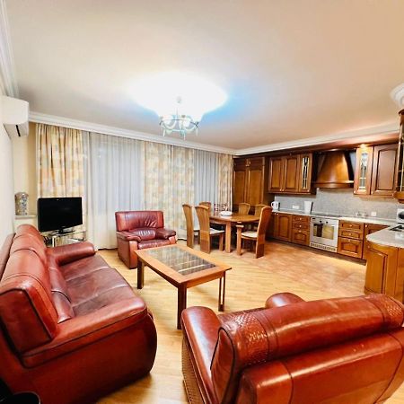 Family Spacious 3 Bedroom Apartment In The Middle Of City Center, Next To North Avenue Erevan Exterior foto