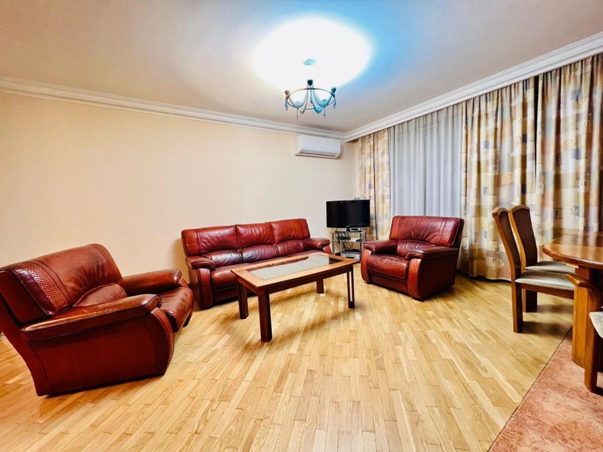 Family Spacious 3 Bedroom Apartment In The Middle Of City Center, Next To North Avenue Erevan Exterior foto