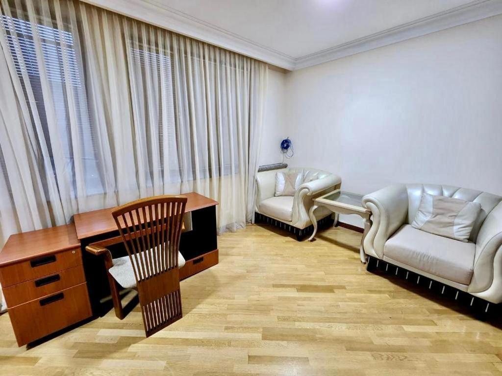 Family Spacious 3 Bedroom Apartment In The Middle Of City Center, Next To North Avenue Erevan Exterior foto