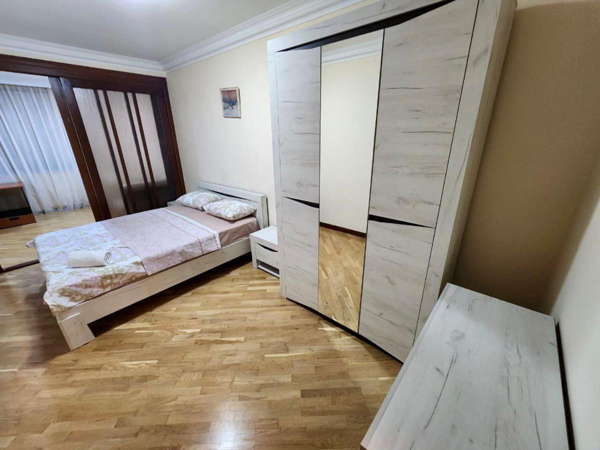 Family Spacious 3 Bedroom Apartment In The Middle Of City Center, Next To North Avenue Erevan Exterior foto