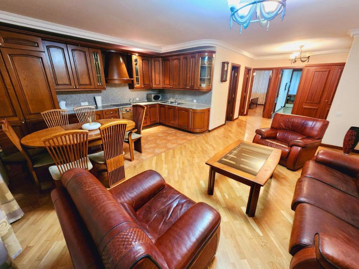 Family Spacious 3 Bedroom Apartment In The Middle Of City Center, Next To North Avenue Erevan Exterior foto