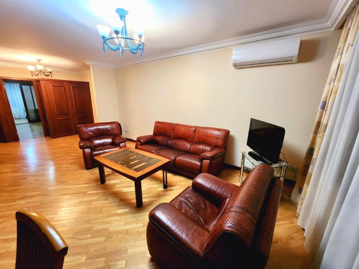 Family Spacious 3 Bedroom Apartment In The Middle Of City Center, Next To North Avenue Erevan Exterior foto